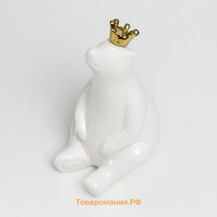 Сувенир керамика "Медведь в золотом цилидре, сидит" белый 15х10,5х9 см