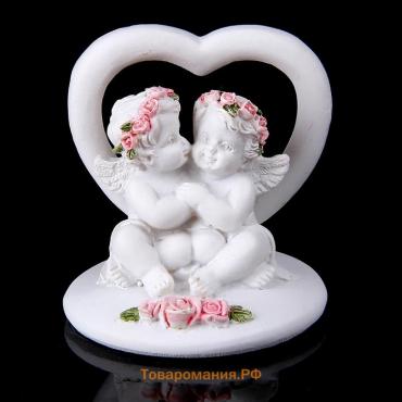Сувенир "2 ангелочка у сердца" в венке из роз МИКС 5х5х5 см